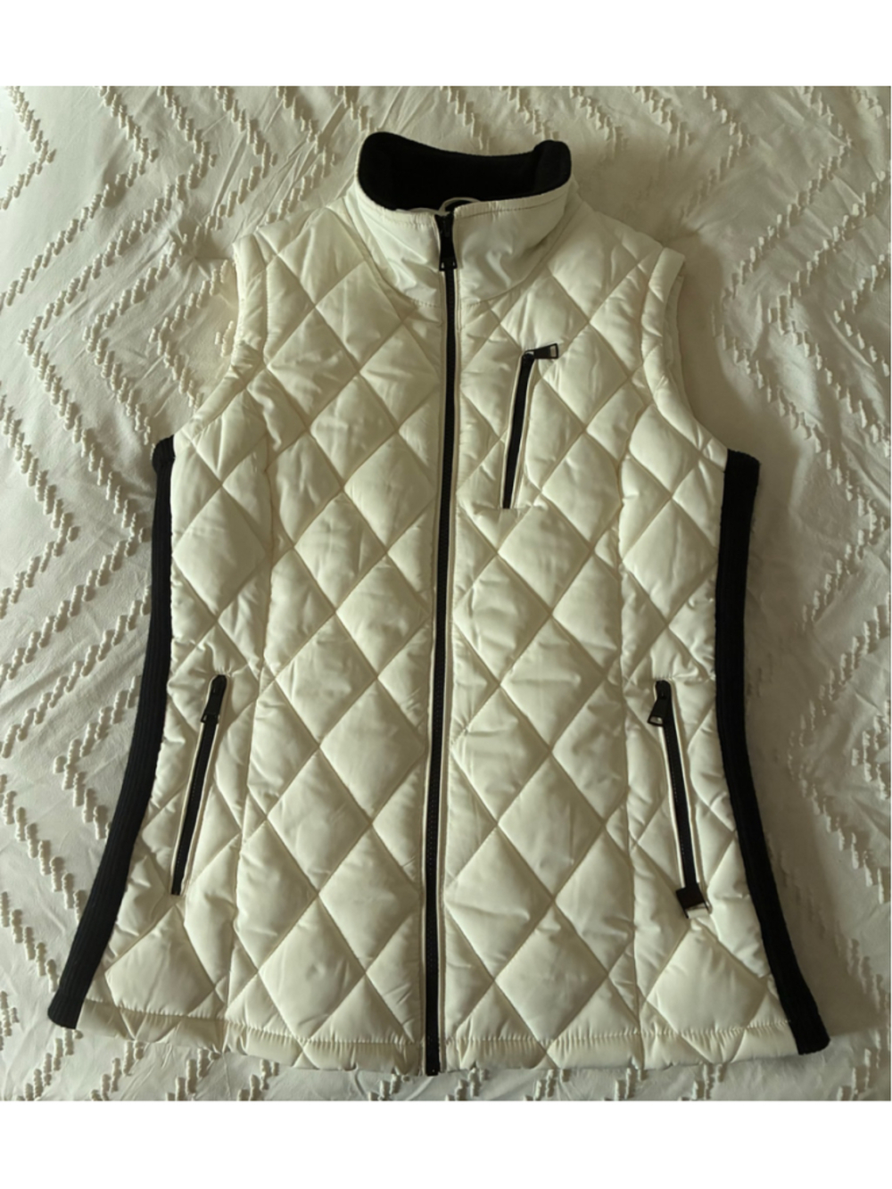 Calvin Klein Quilted Vest women Size S White and Black. Glam mob wife